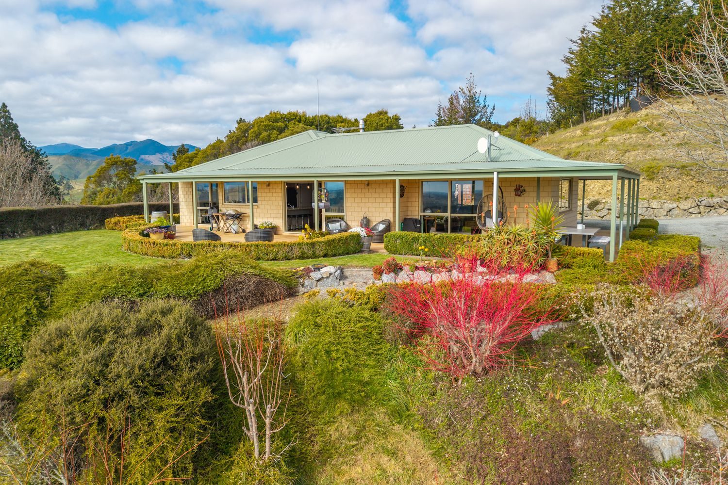Escape to the country, 5 beds and a great shed! — slide 26