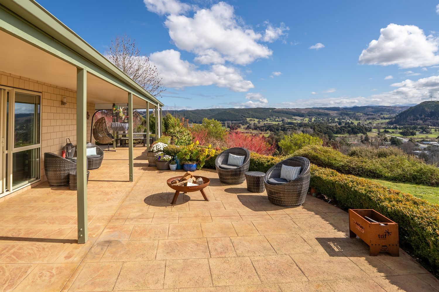 Escape to the country, 5 beds and a great shed! — slide 1