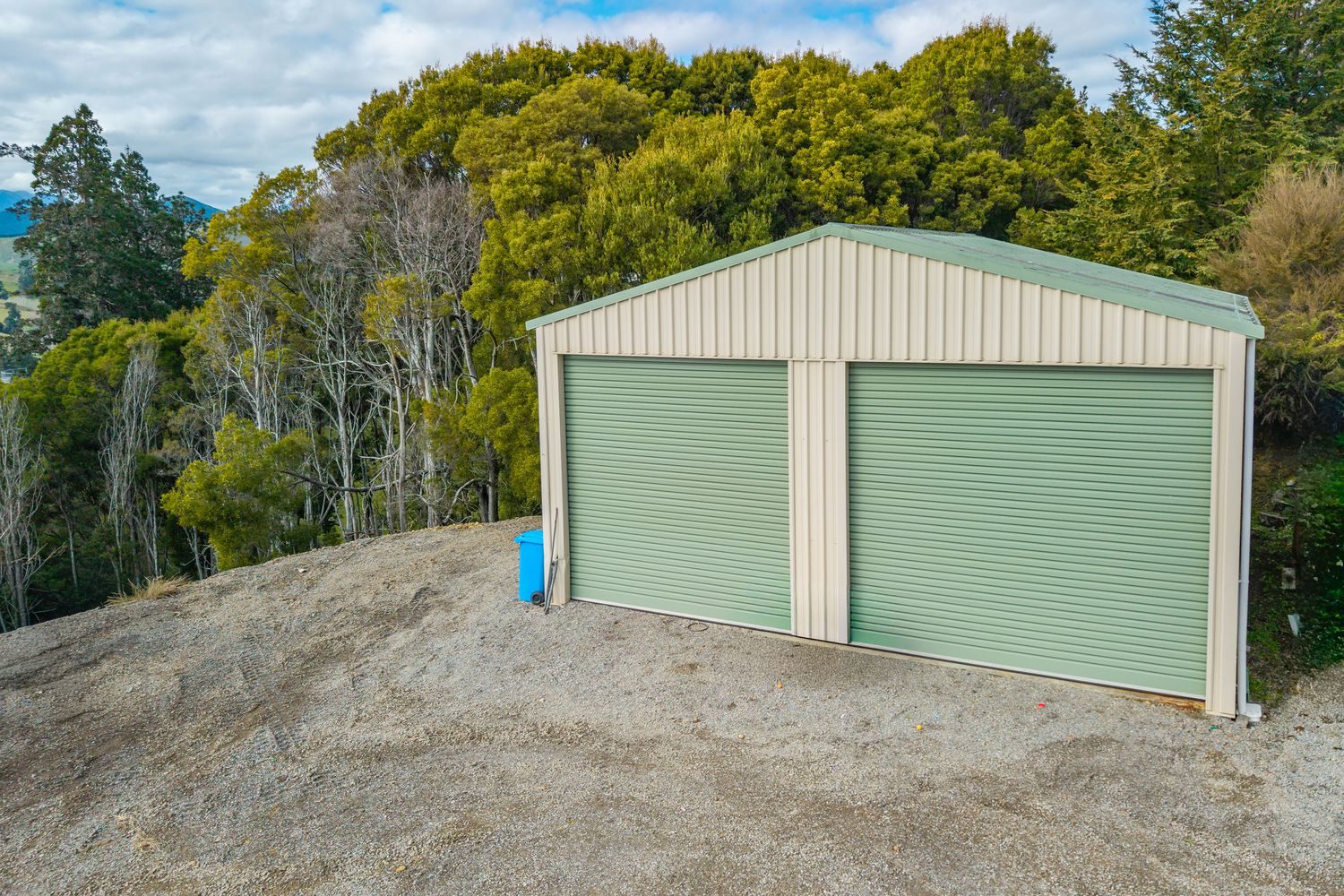 Escape to the country, 5 beds and a great shed! — slide 27