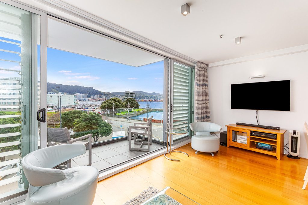 STUNNING CITY-END ORIENTAL BAY APARTMENT. — slide 1