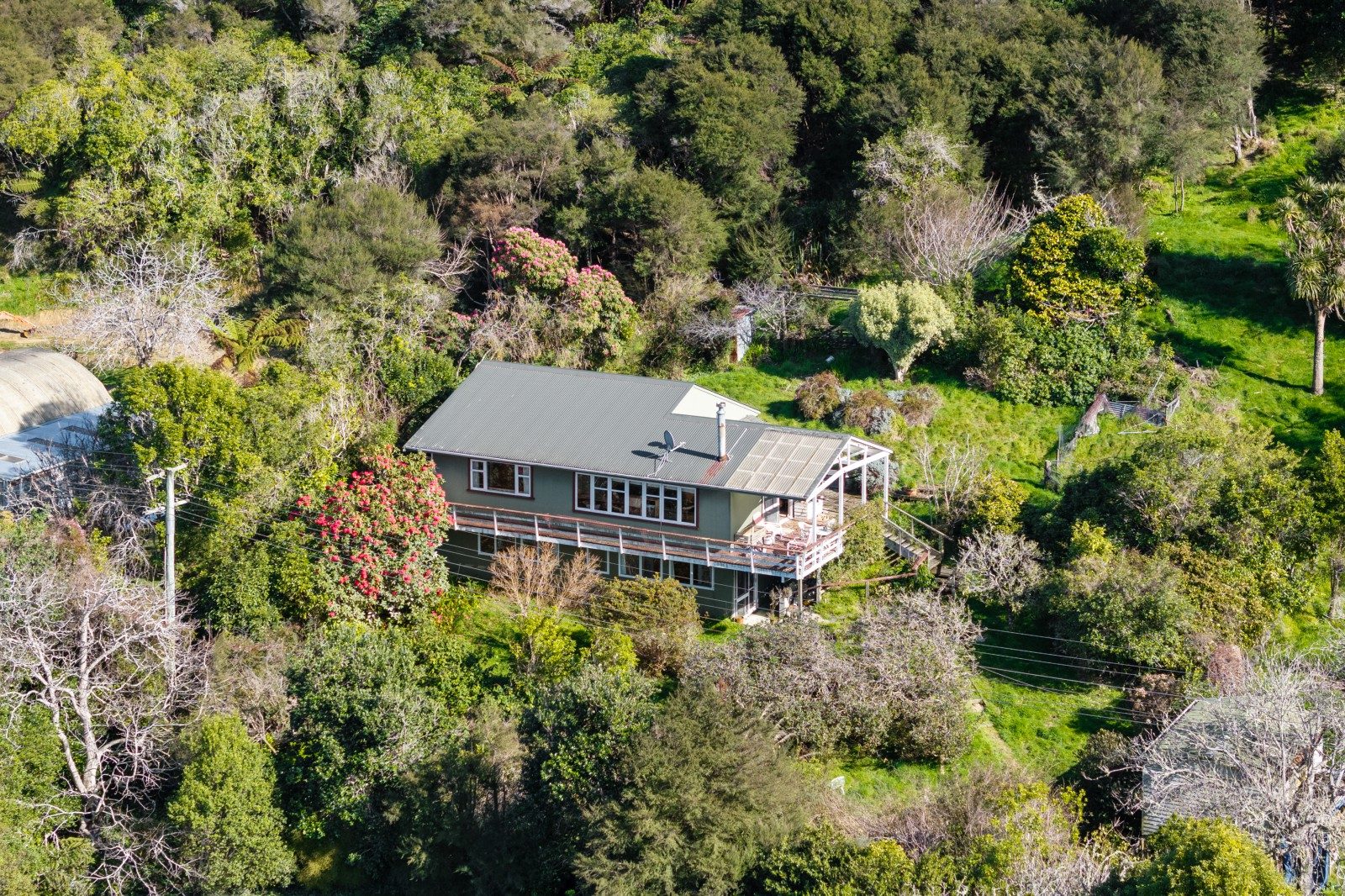 Lochmara lifestyle: kiwiana bach + two sections — slide 2