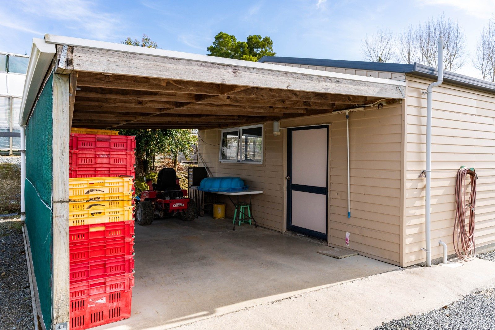 Well-appointed home with hydroponic business — slide 31