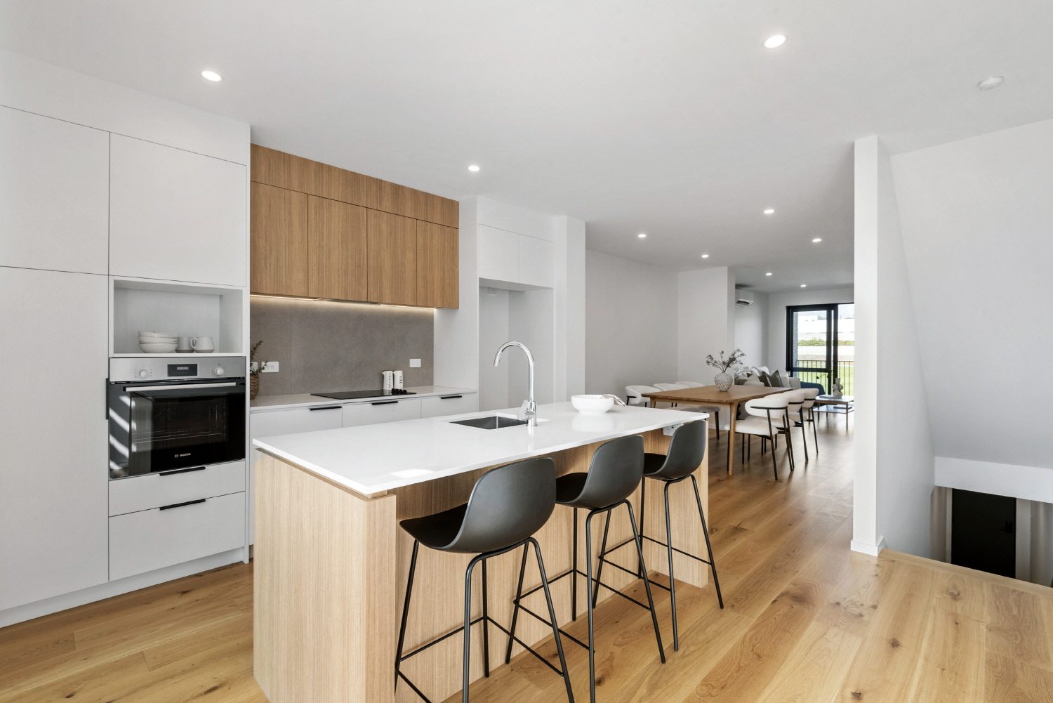 Stunning Easy Modern Living — slide 1