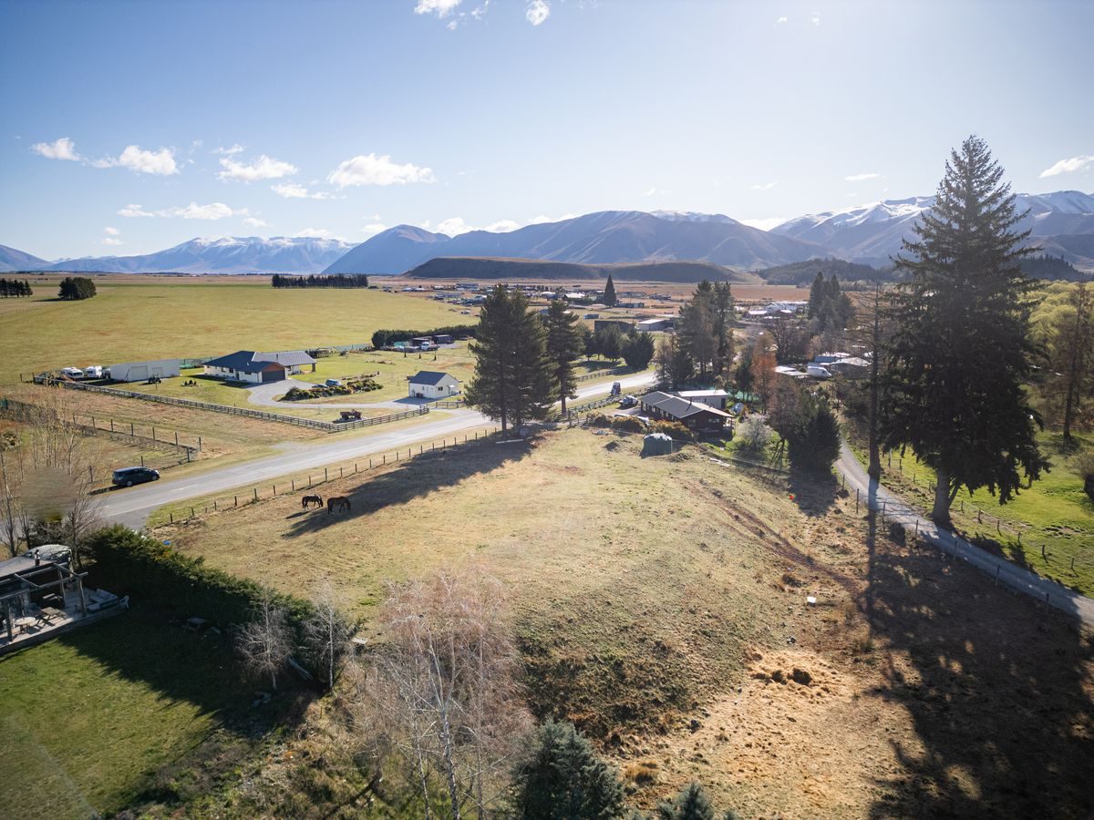 Lifestyle Living on Glen Lyon Road — slide 1