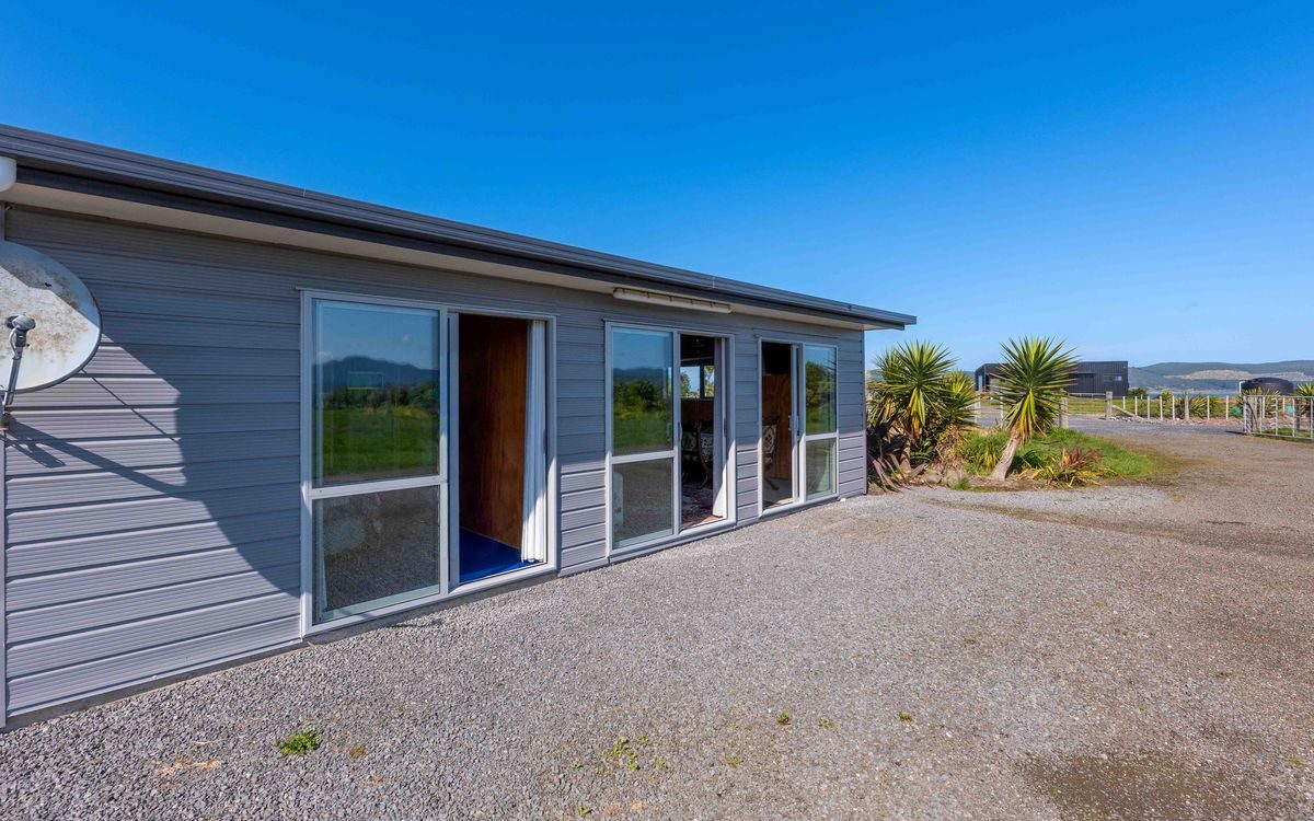 BEACH ACCESS COASTAL RETREAT — slide 7