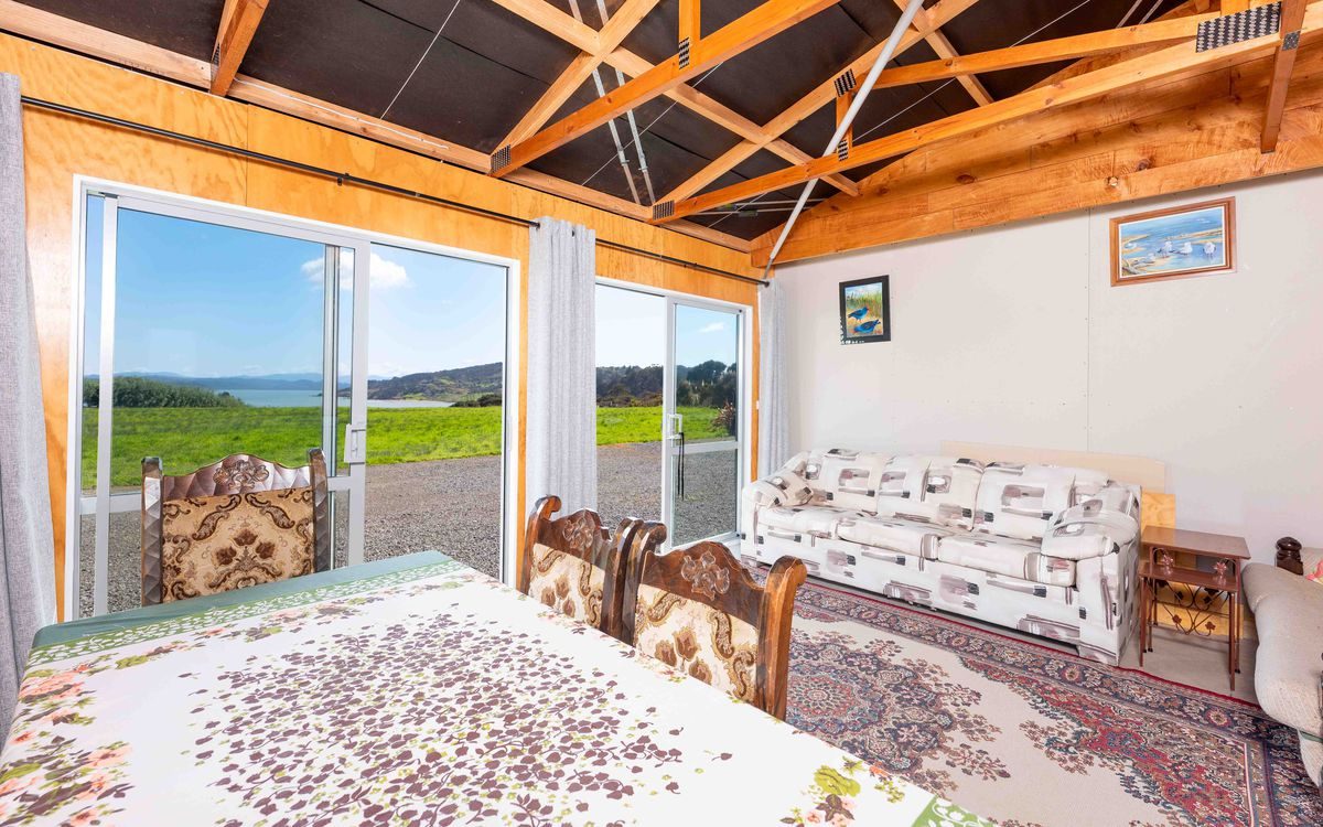BEACH ACCESS COASTAL RETREAT — slide 9