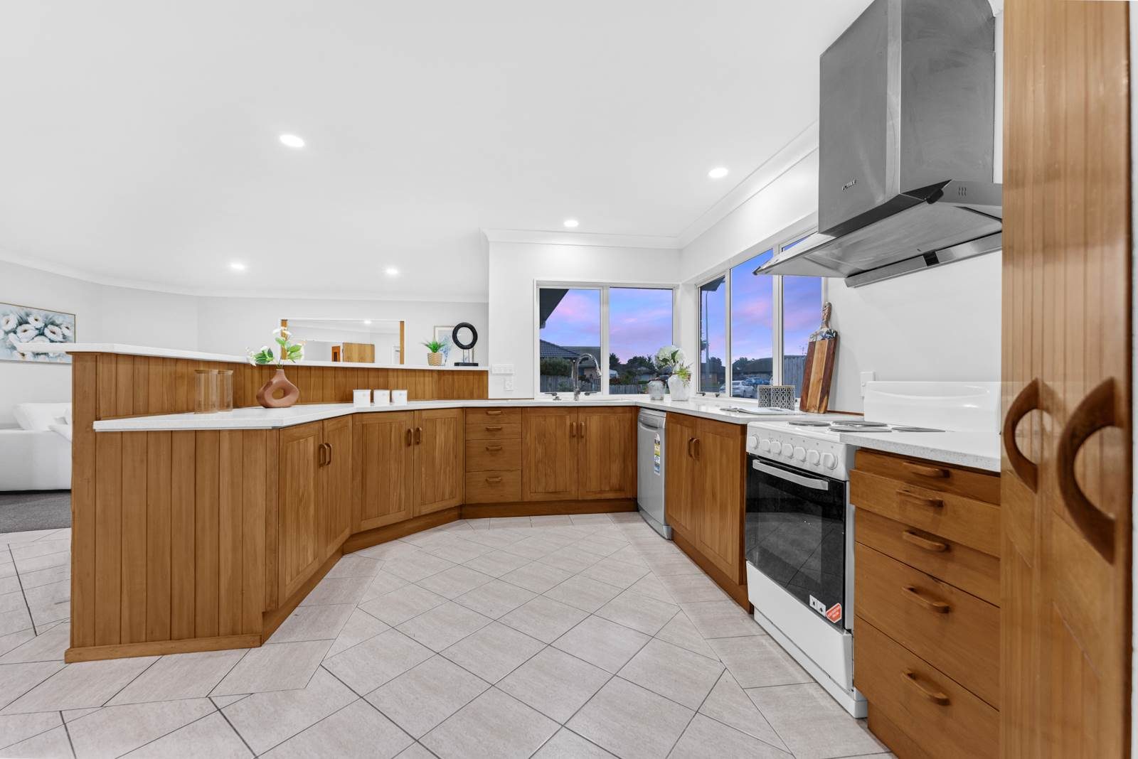 Solid Family Home on 752m² — Must Be Sold! — slide 2