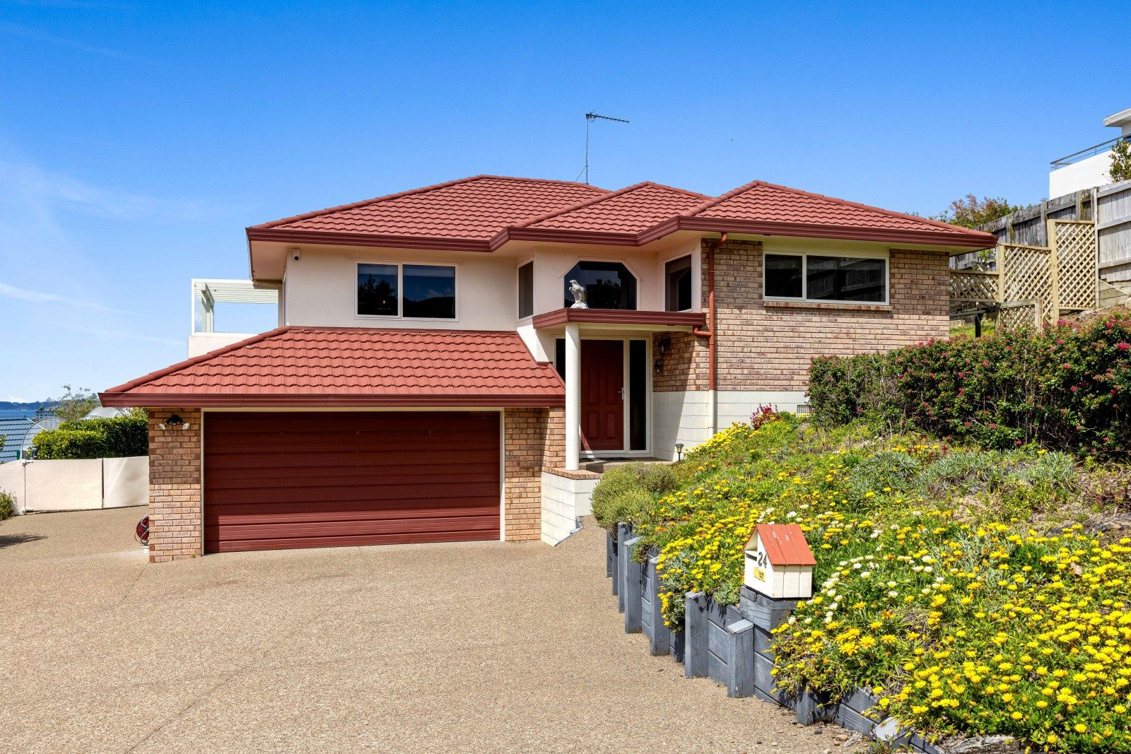 Seaviews and spaciousness in sought after Orewa — slide 25