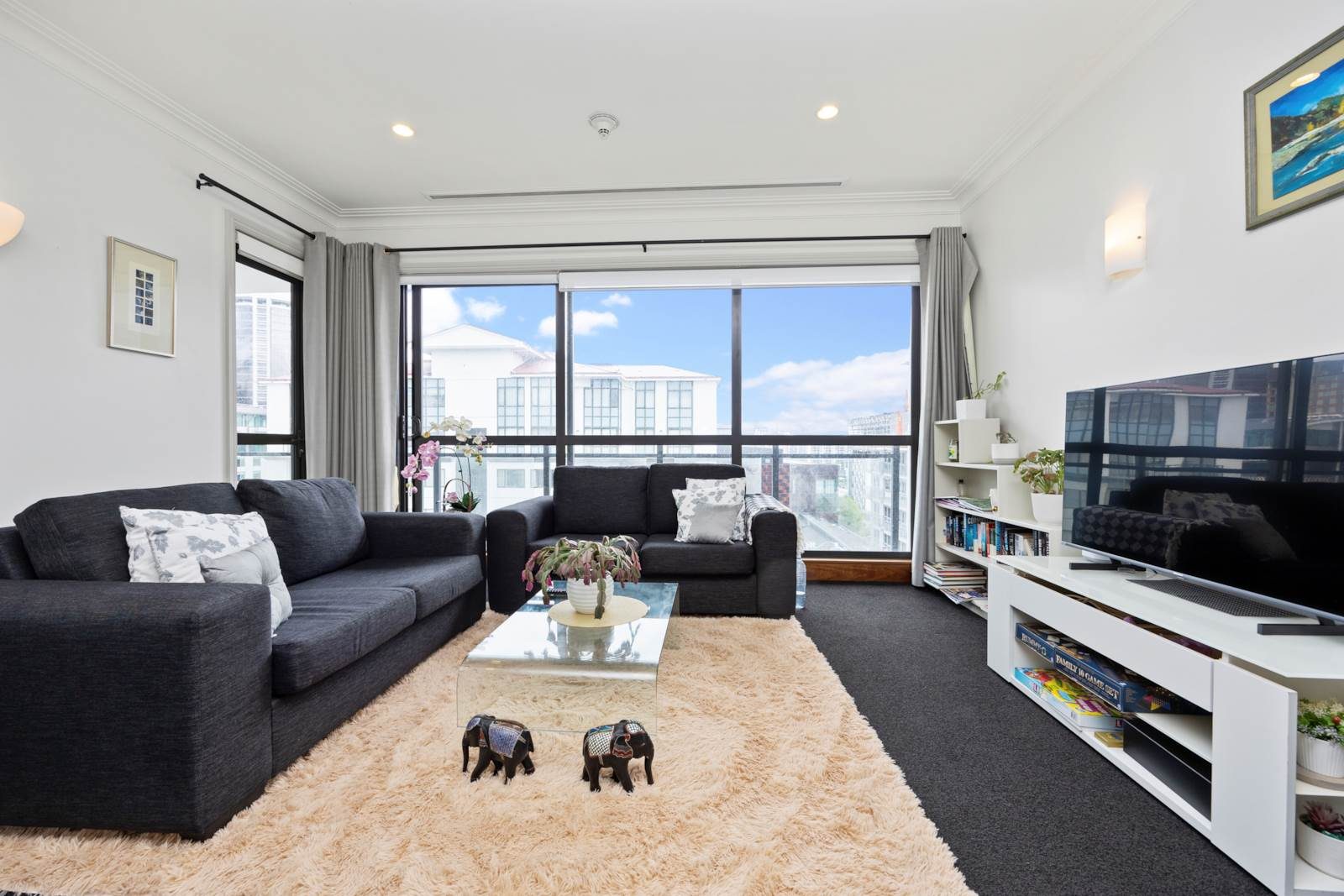 Penthouse Prestige - Resort Style Living! — slide 1