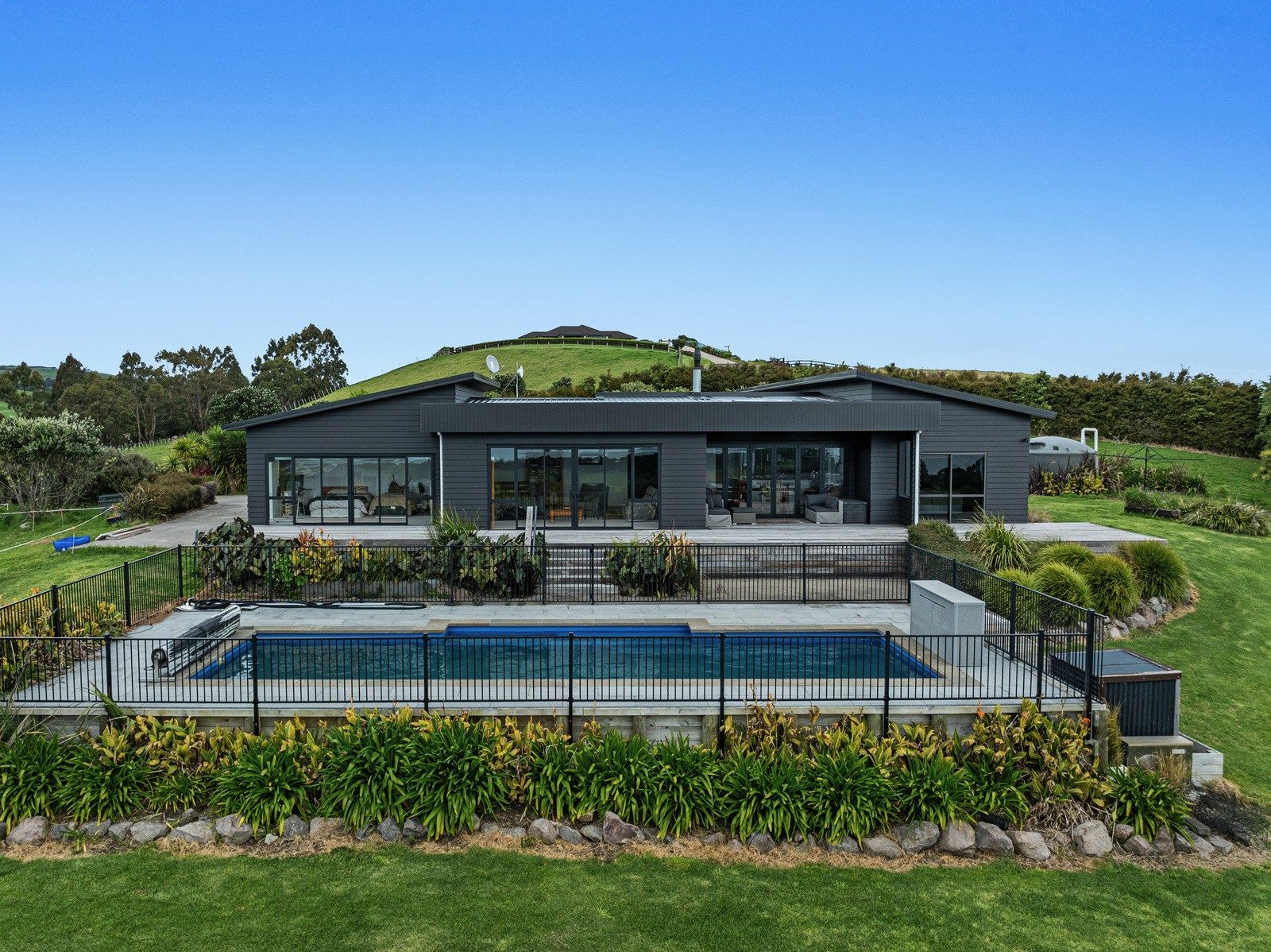 Breathtaking Coastal Lifestyle Property — slide 1