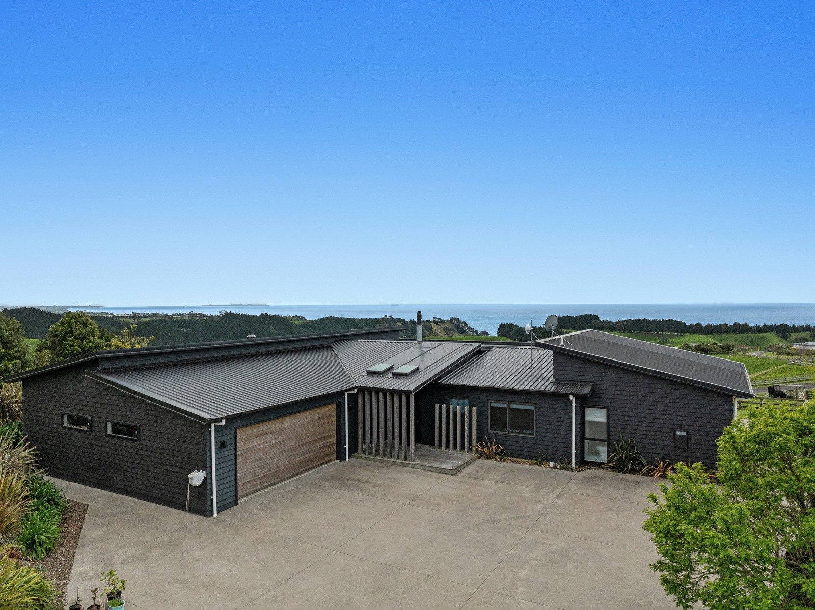 Breathtaking Coastal Lifestyle Property — slide 25