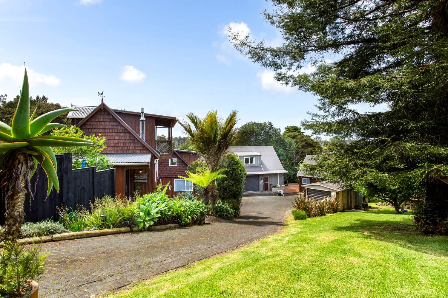 Rare 7-bedroom lifestyle property on 5,560 m² — slide 2