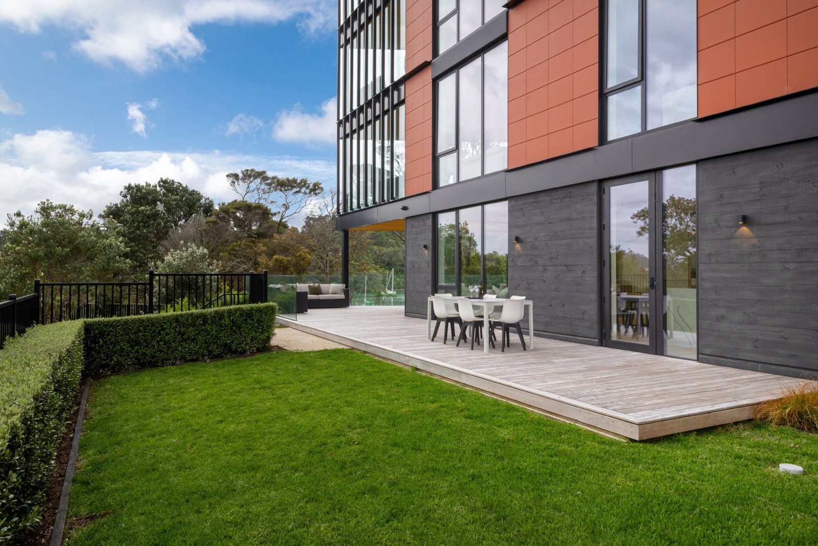 Exclusive Waterfront, Brand New, Private Garden — slide 1