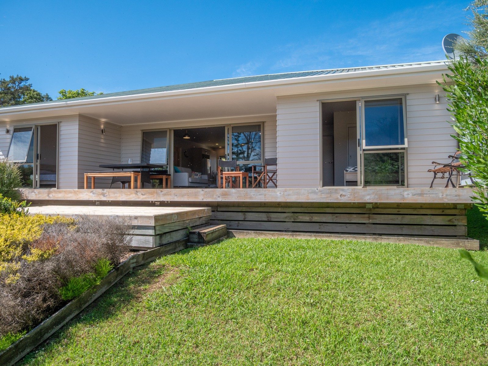 Modern, easy care + reserve and beach access — slide 2