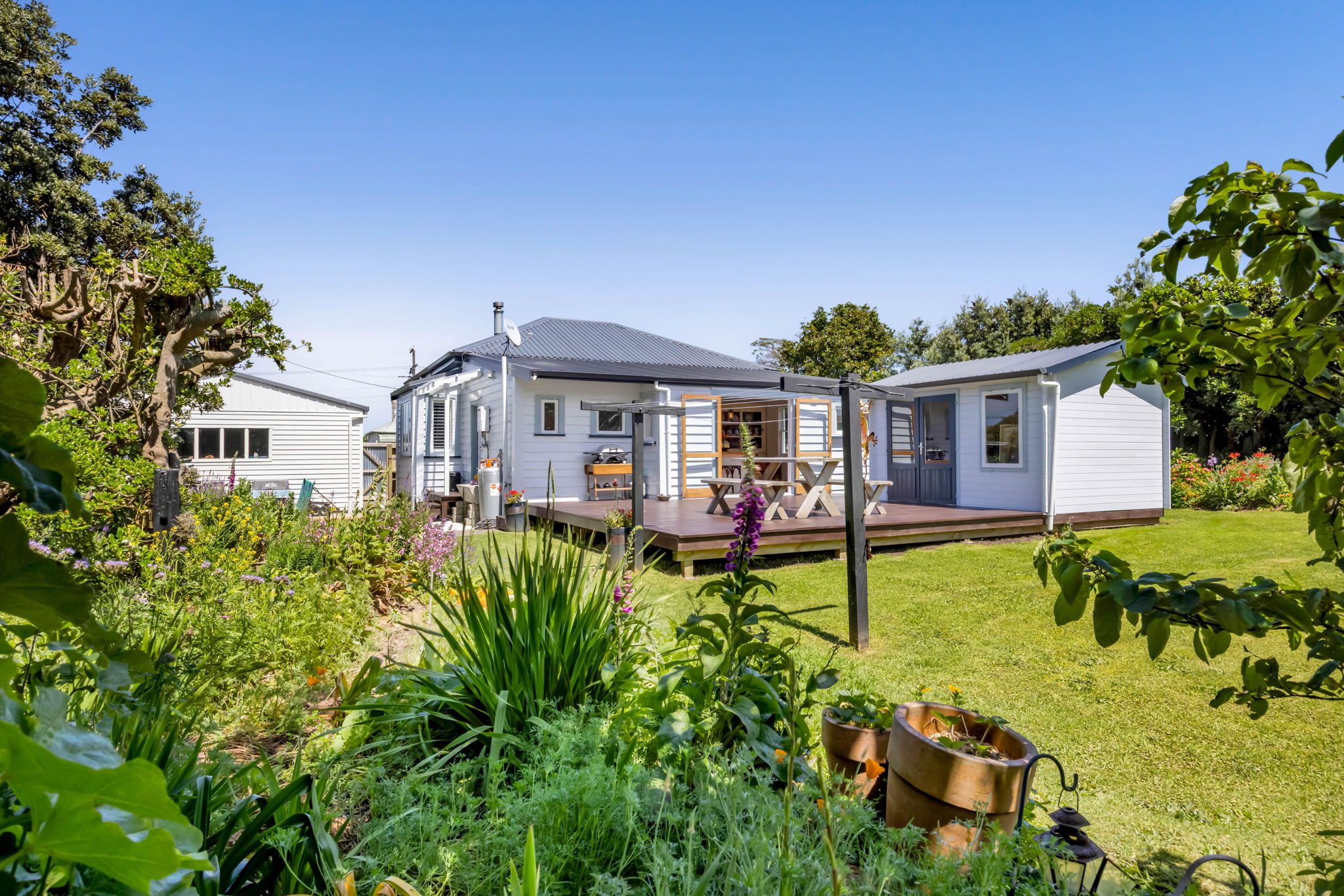 CHARMING COASTAL COTTAGE — slide 2