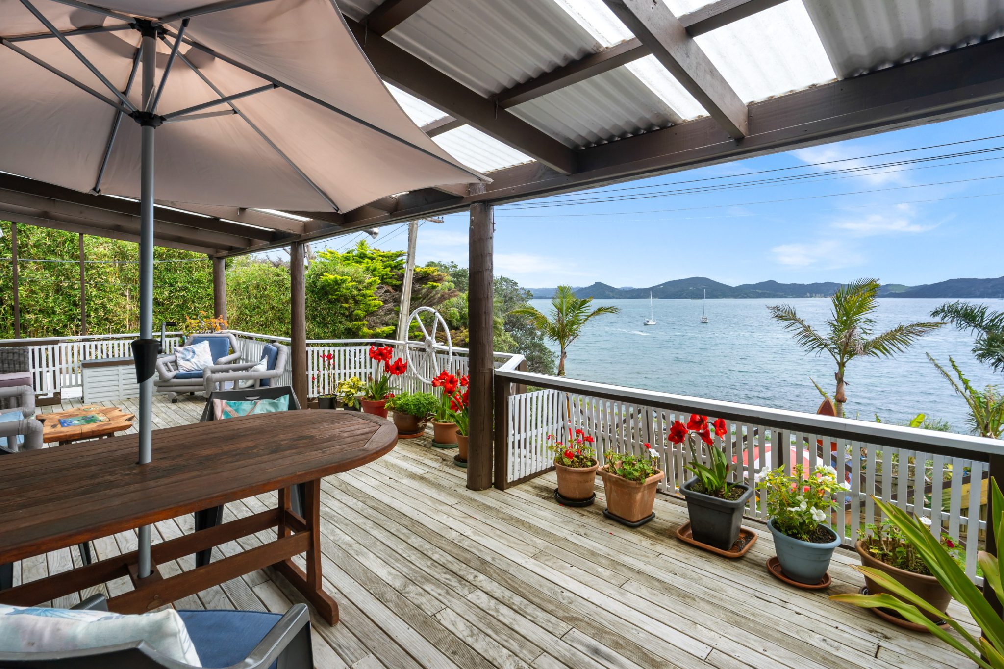 McLeod Bay Waterfront - Under $800,000 — slide 1