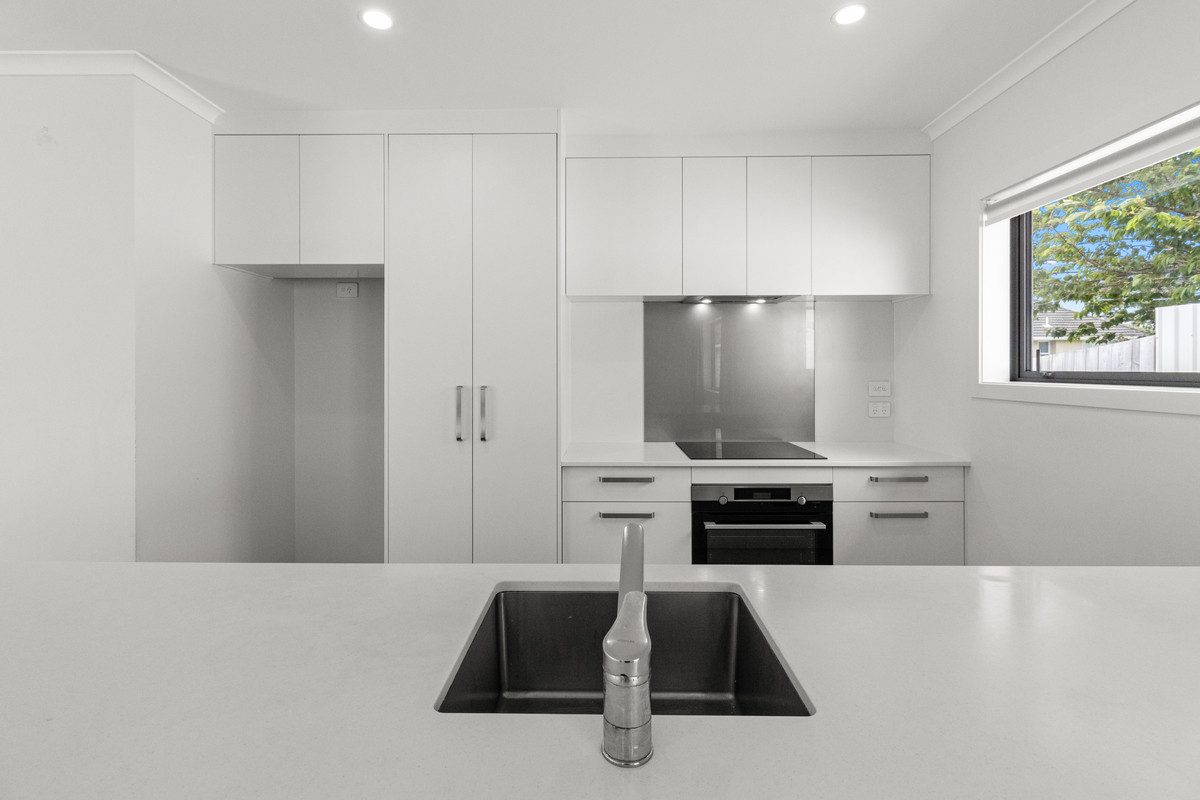 SMART, MODERN LIVING - MOTIVATED VENDOR! — slide 2