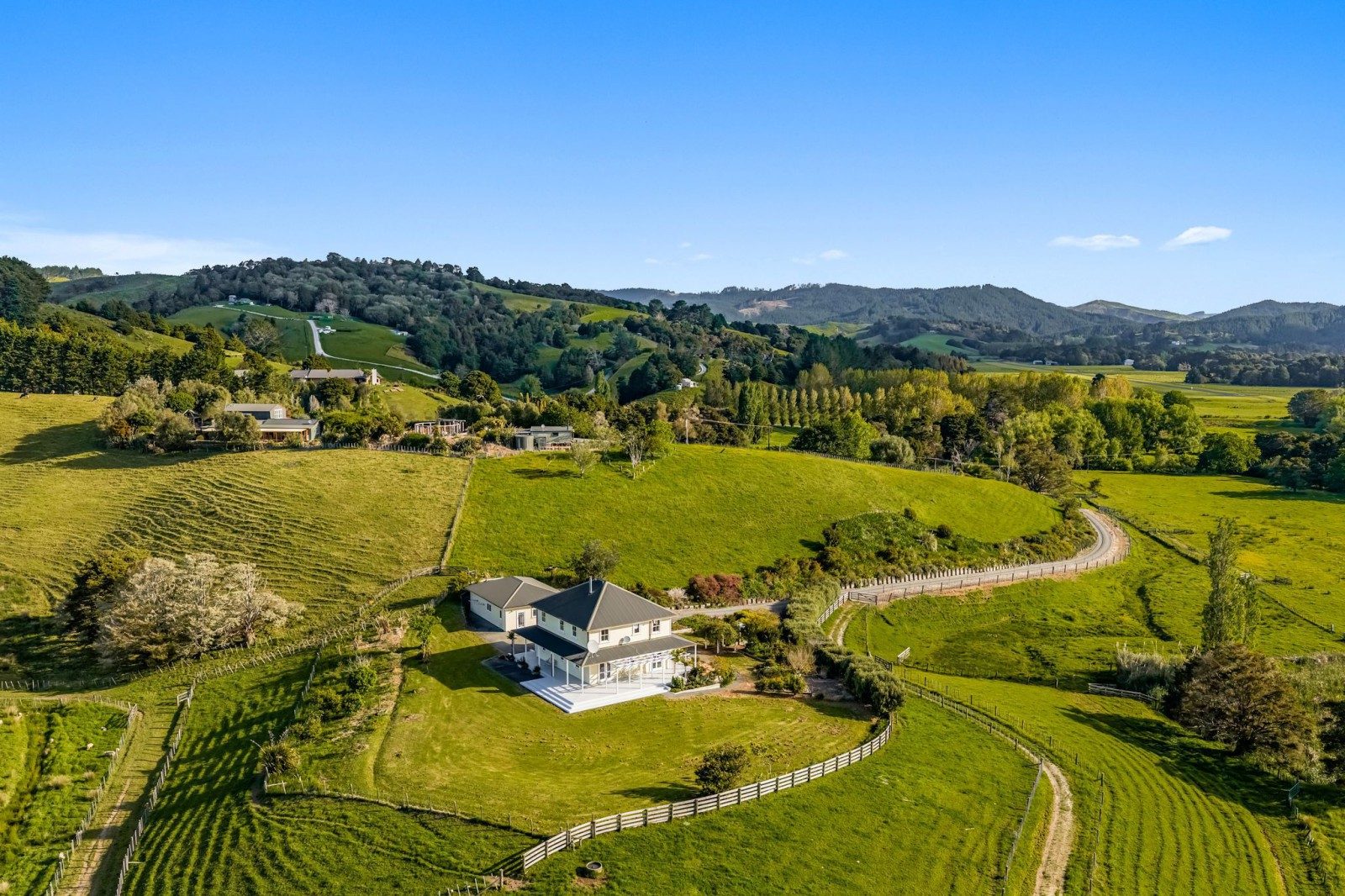 Idyllic Country Retreat, Wayby Valley — slide 1