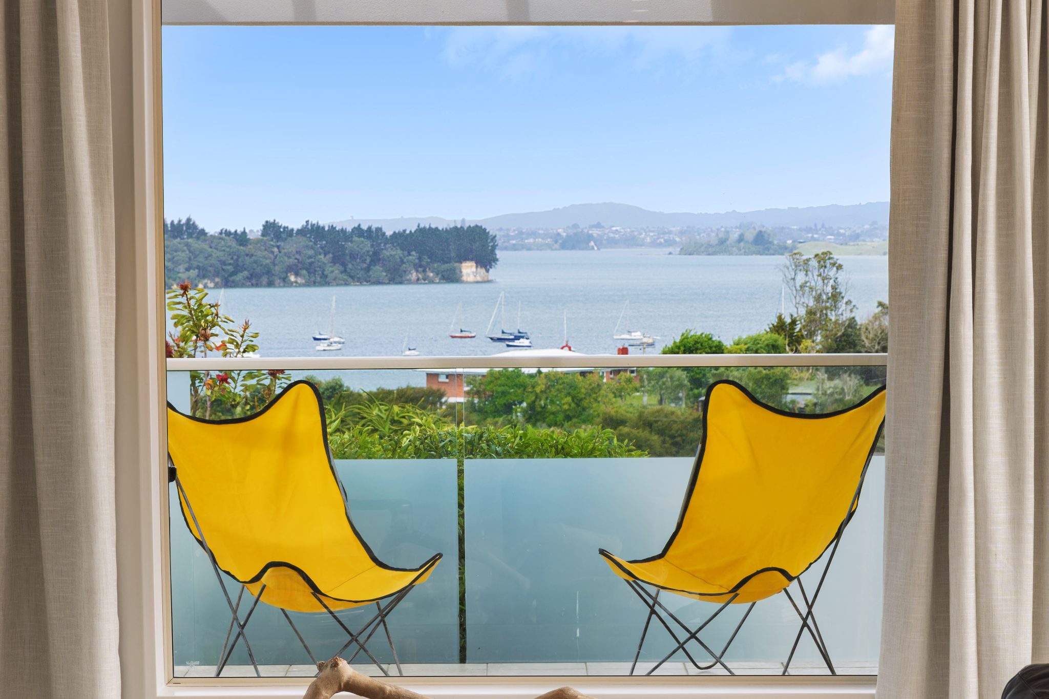 Elegantly Decorated Home With Iconic Views — slide 1