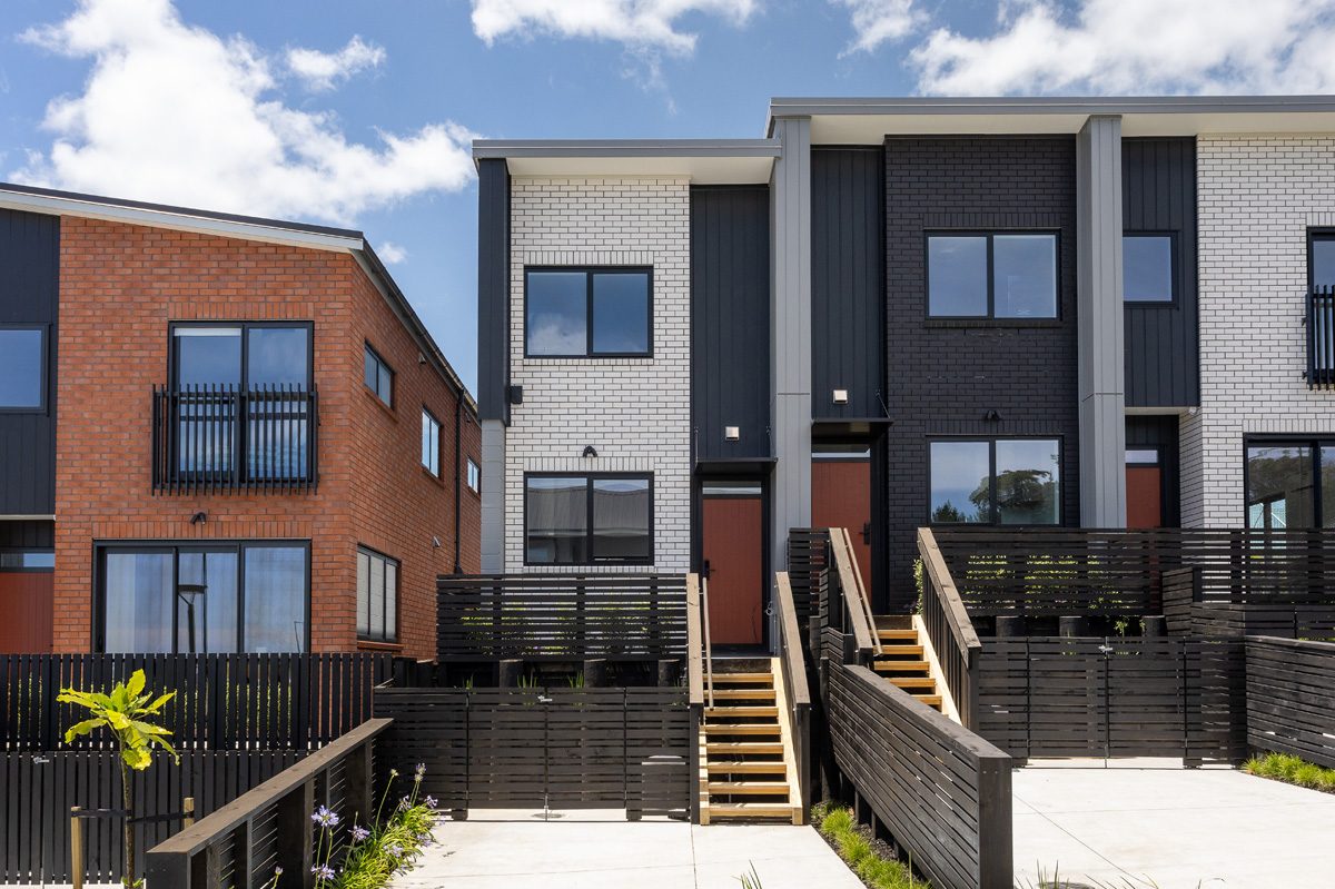 Stylish End-Townhouse with Two Bedrooms & Parking — slide 2