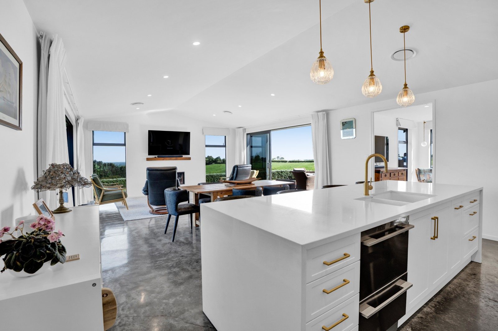 Impressive lifestyle package with stunning vista — slide 8