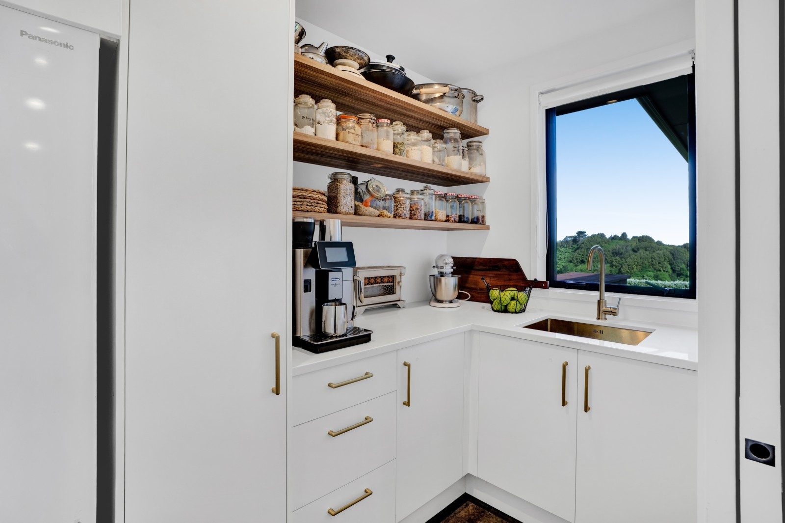 Impressive lifestyle package with stunning vista — slide 11