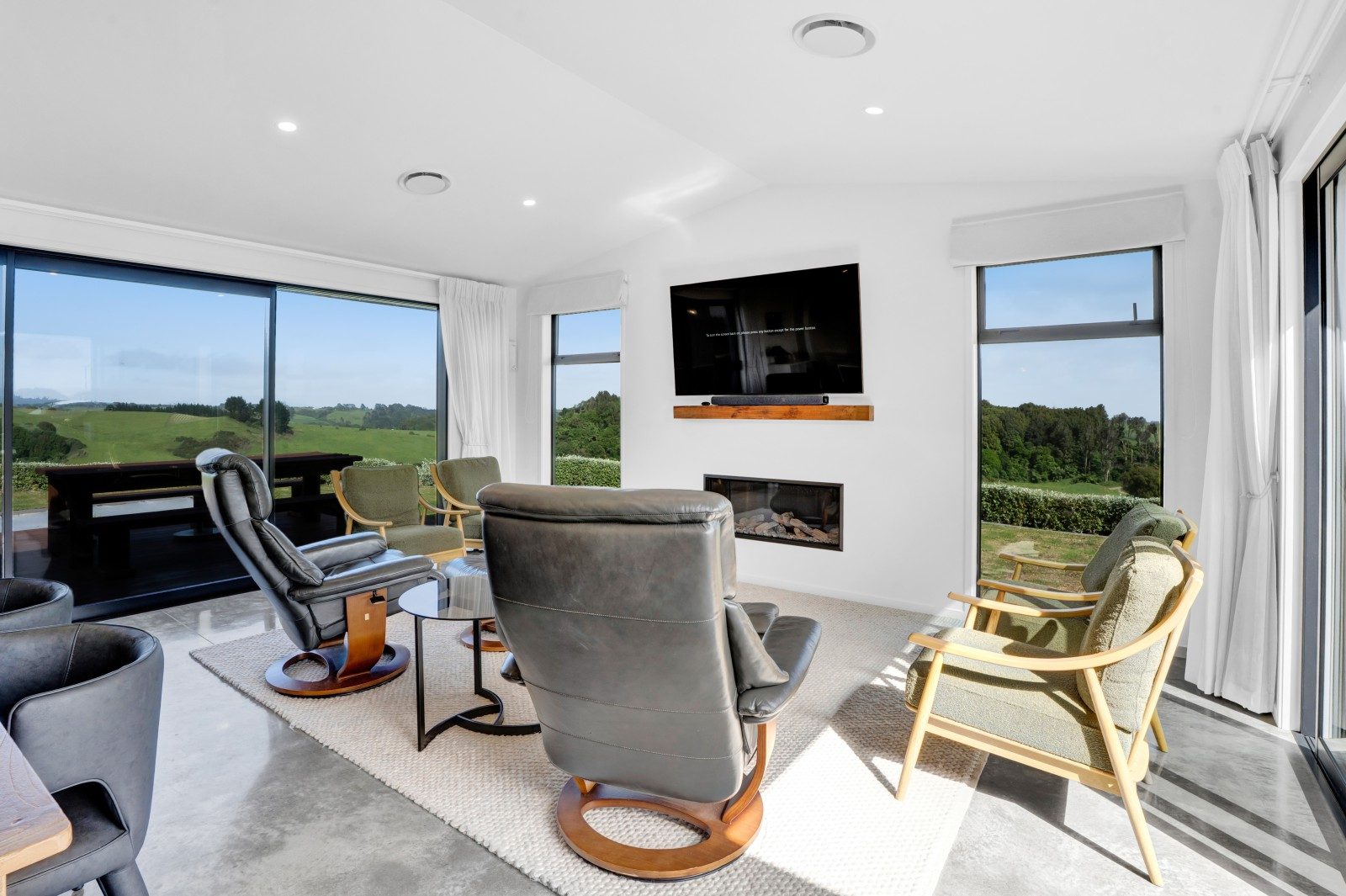 Impressive lifestyle package with stunning vista — slide 13