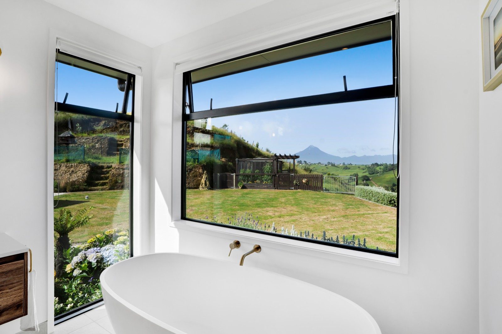 Impressive lifestyle package with stunning vista — slide 23