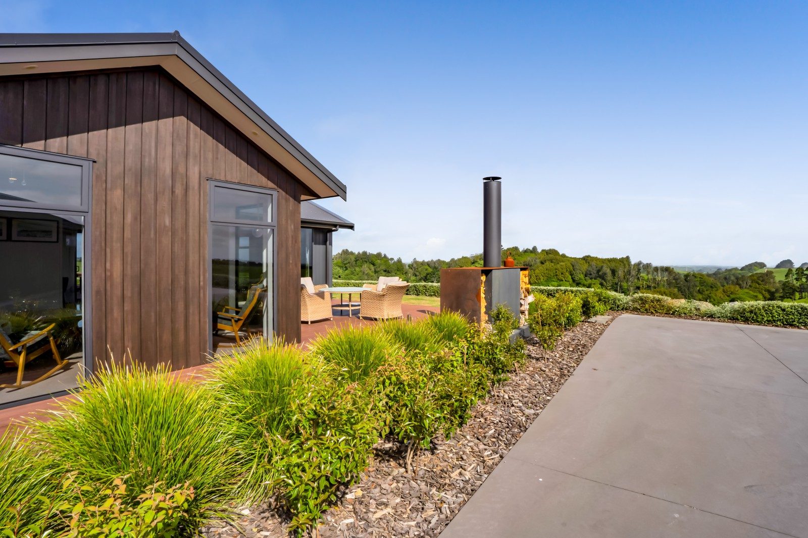 Impressive lifestyle package with stunning vista — slide 27