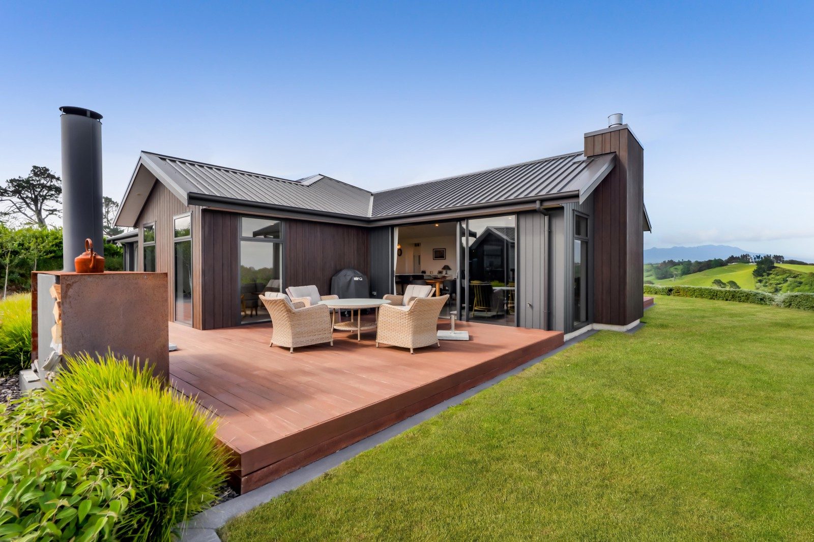 Impressive lifestyle package with stunning vista — slide 28