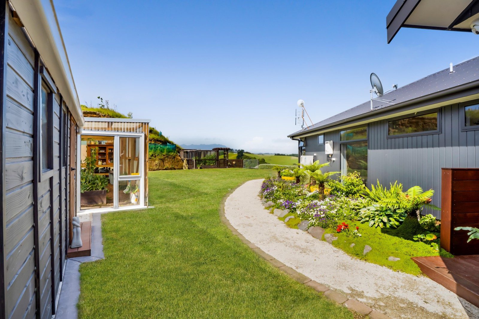 Impressive lifestyle package with stunning vista — slide 30