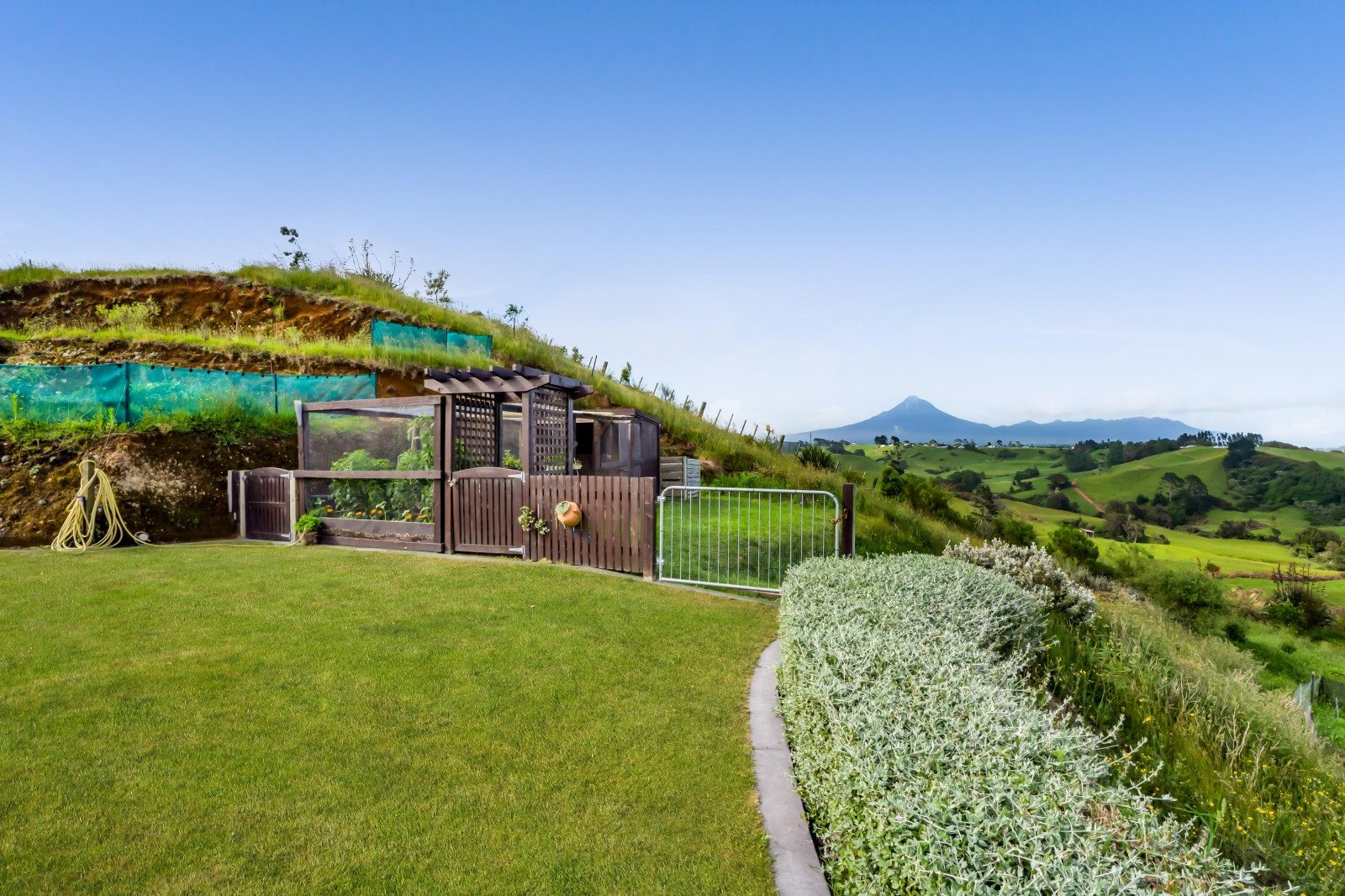 Impressive lifestyle package with stunning vista — slide 31
