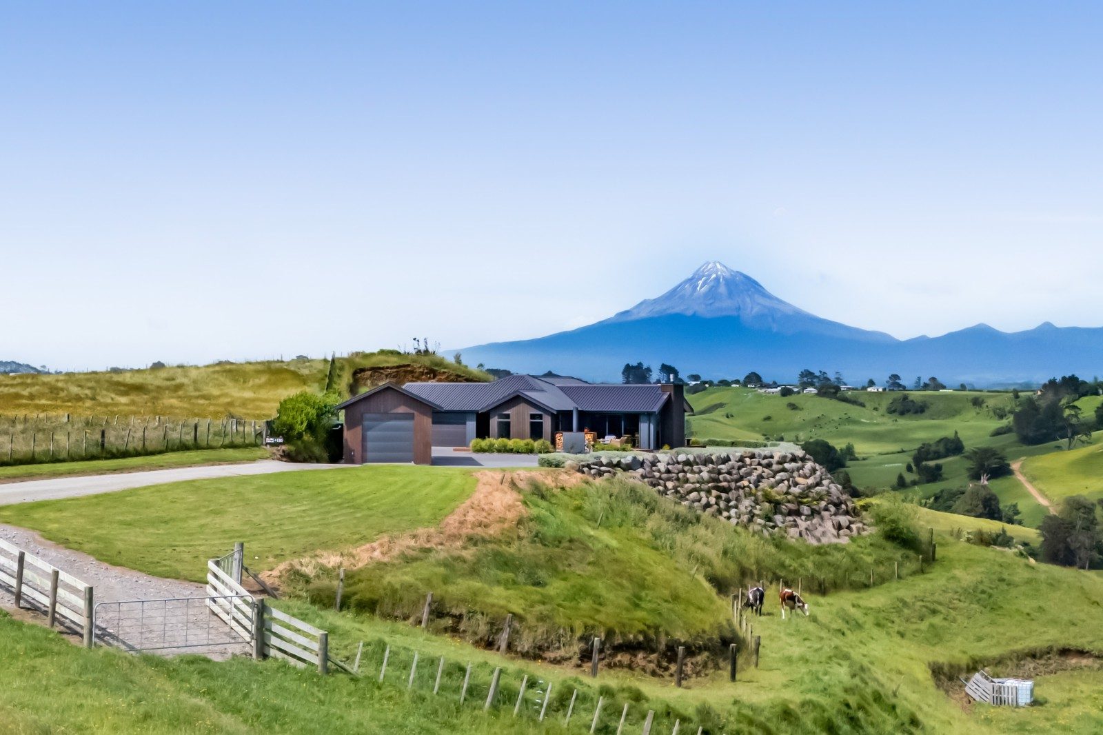 Impressive lifestyle package with stunning vista — slide 32