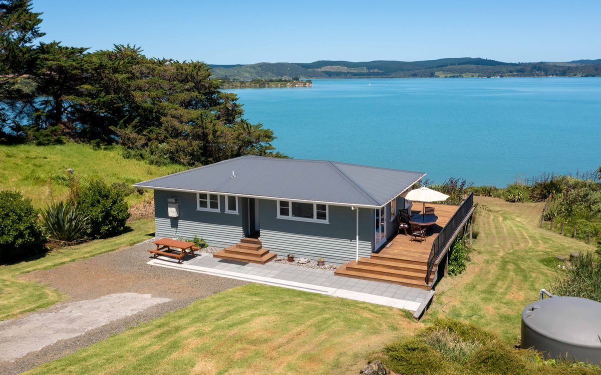 ABSOLUTE WATERFRONT - PRIVATE BEACH ACCESS — slide 22