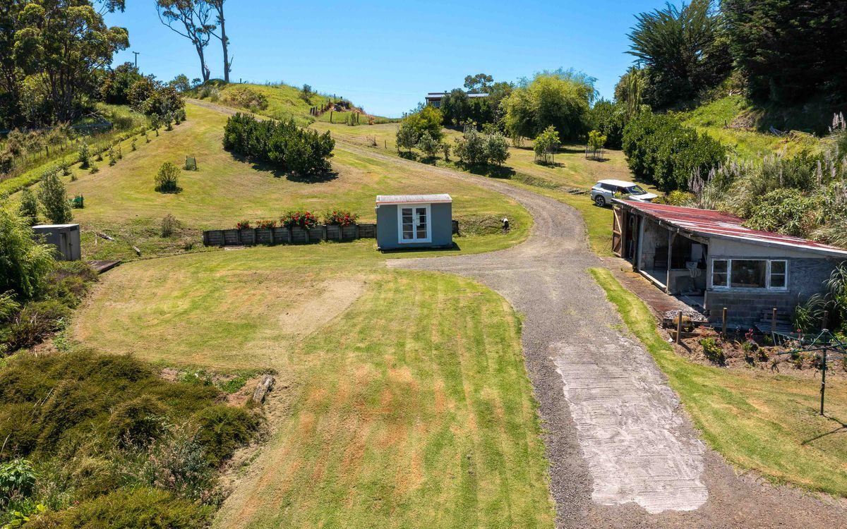 ABSOLUTE WATERFRONT - PRIVATE BEACH ACCESS — slide 26