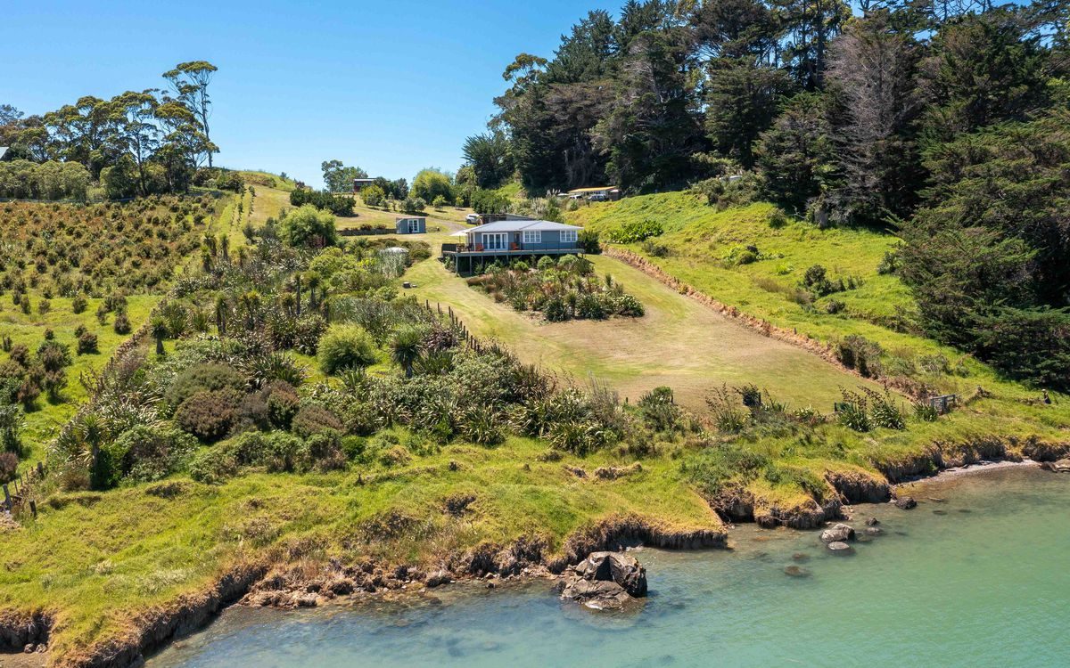 ABSOLUTE WATERFRONT - PRIVATE BEACH ACCESS — slide 20