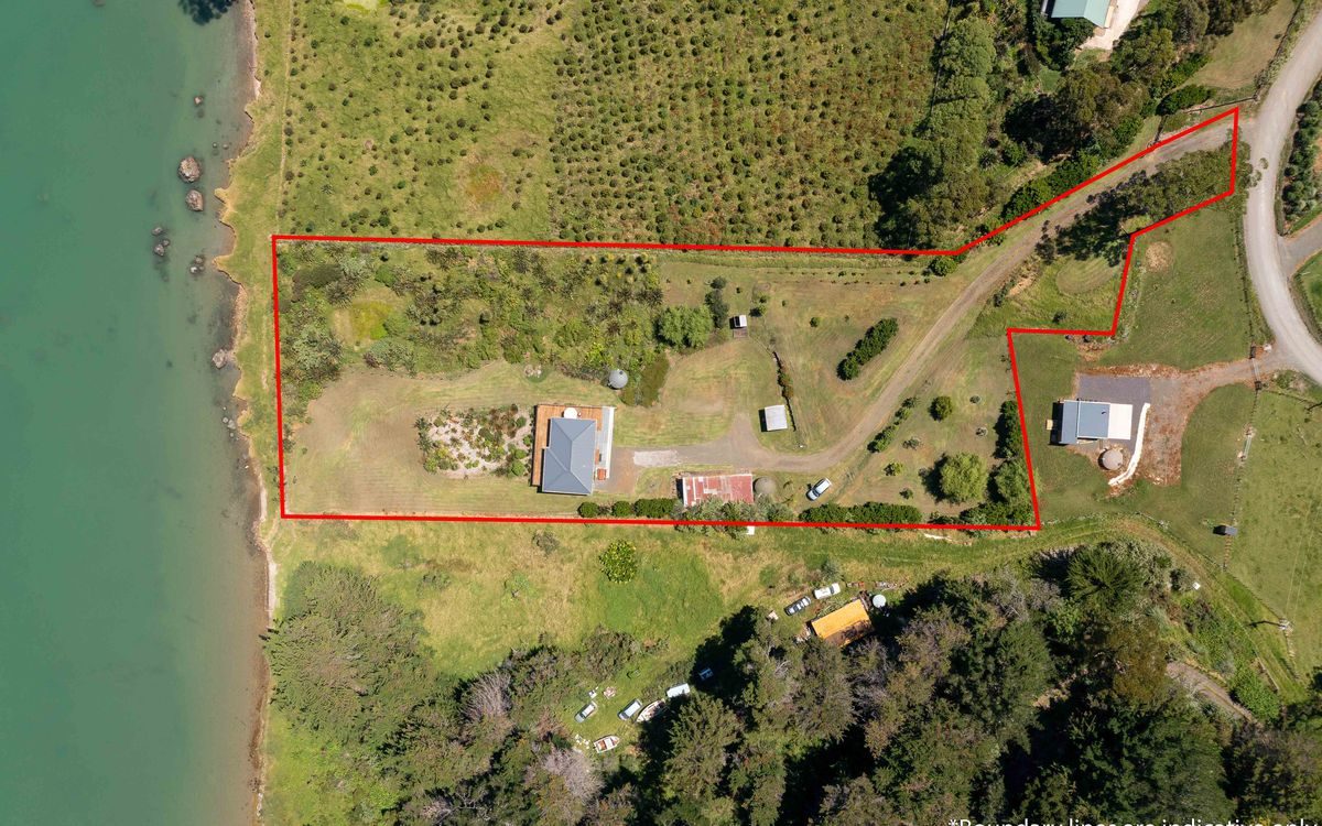 ABSOLUTE WATERFRONT - PRIVATE BEACH ACCESS — slide 28