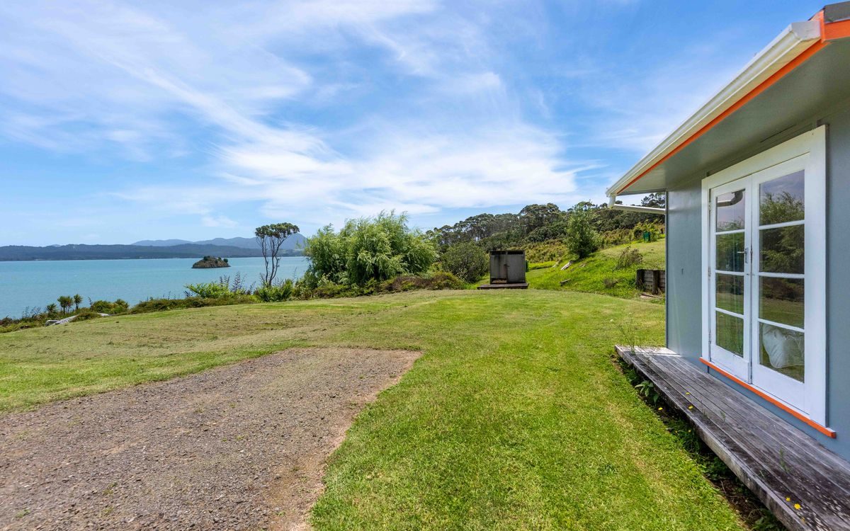 ABSOLUTE WATERFRONT - PRIVATE BEACH ACCESS — slide 24