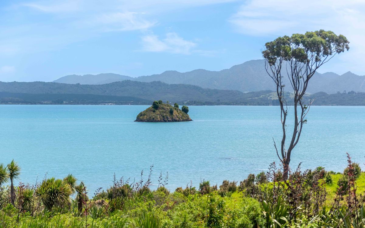 ABSOLUTE WATERFRONT - PRIVATE BEACH ACCESS — slide 8