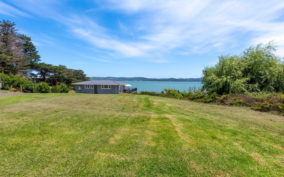 ABSOLUTE WATERFRONT - PRIVATE BEACH ACCESS — slide 25