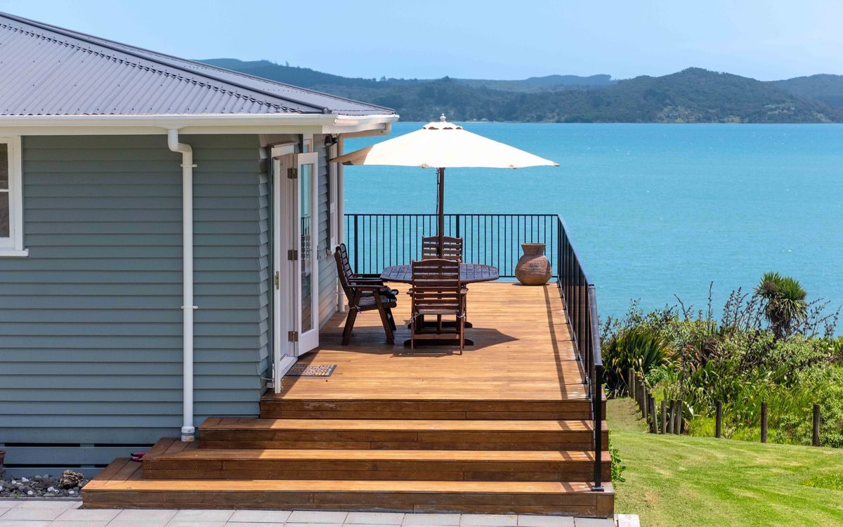 ABSOLUTE WATERFRONT - PRIVATE BEACH ACCESS — slide 4