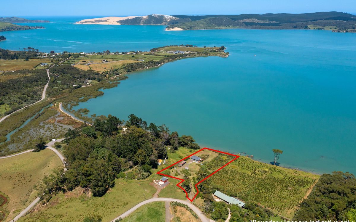 ABSOLUTE WATERFRONT - PRIVATE BEACH ACCESS — slide 21