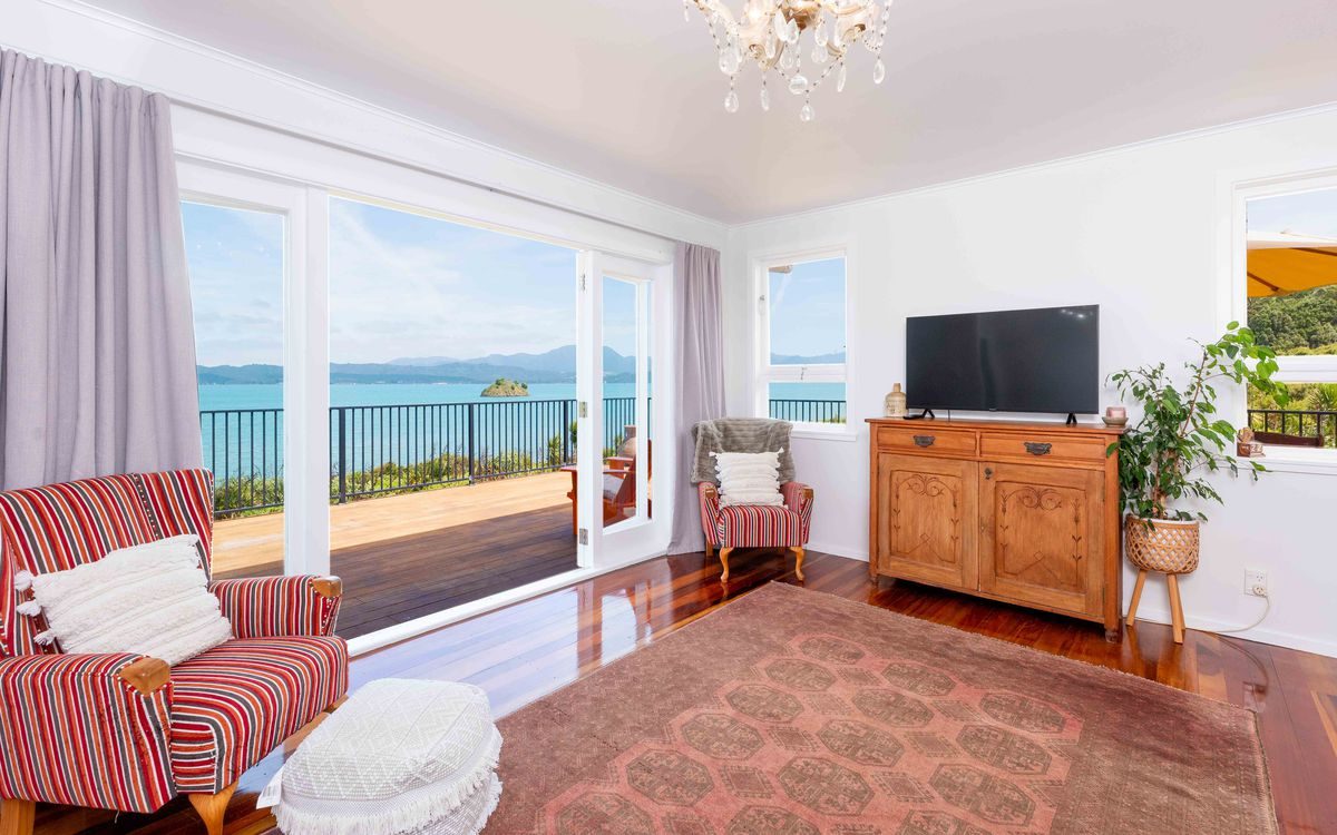 ABSOLUTE WATERFRONT - PRIVATE BEACH ACCESS — slide 10