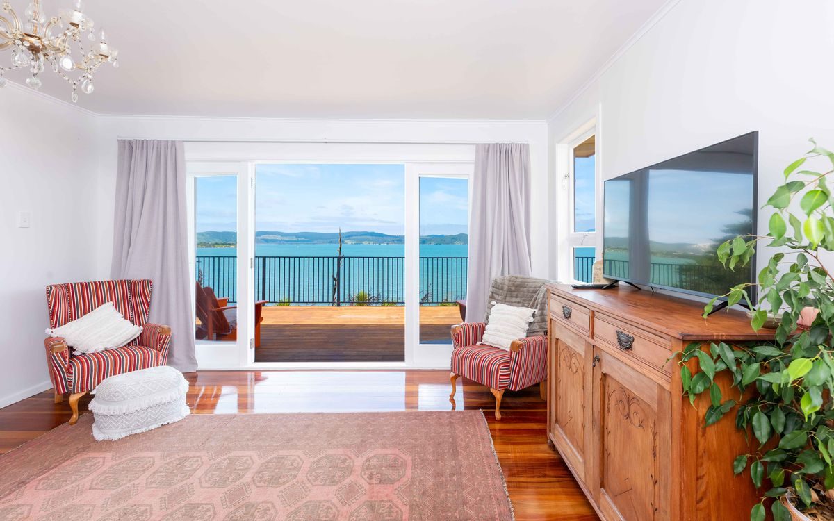ABSOLUTE WATERFRONT - PRIVATE BEACH ACCESS — slide 9
