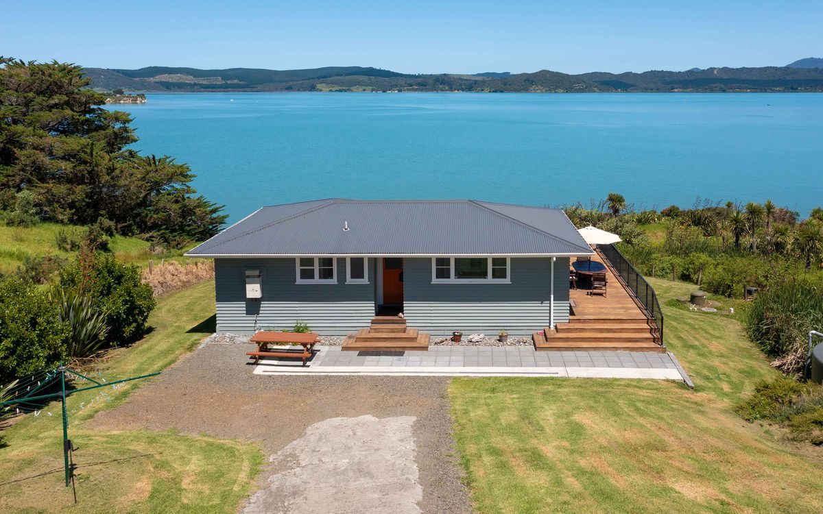 ABSOLUTE WATERFRONT - PRIVATE BEACH ACCESS — slide 1
