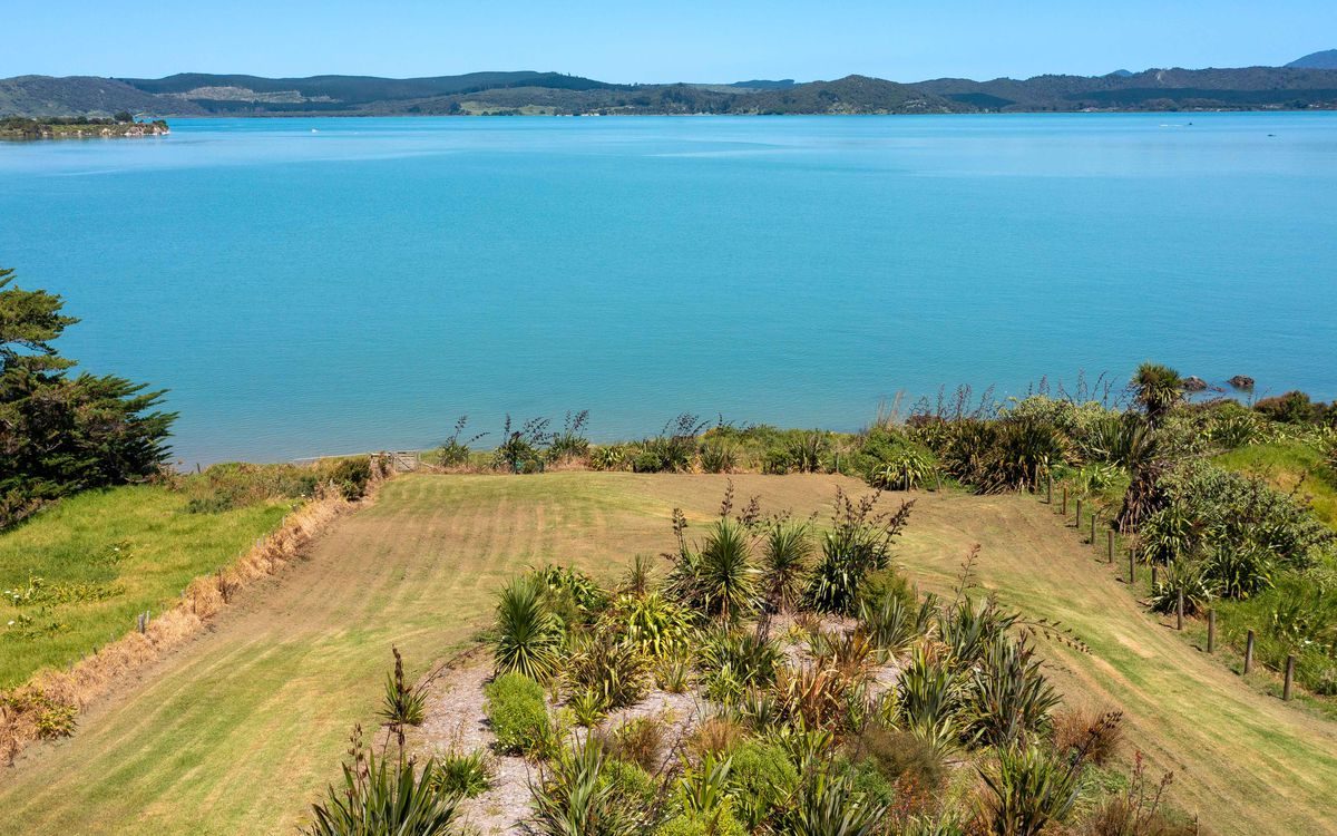 ABSOLUTE WATERFRONT - PRIVATE BEACH ACCESS — slide 19