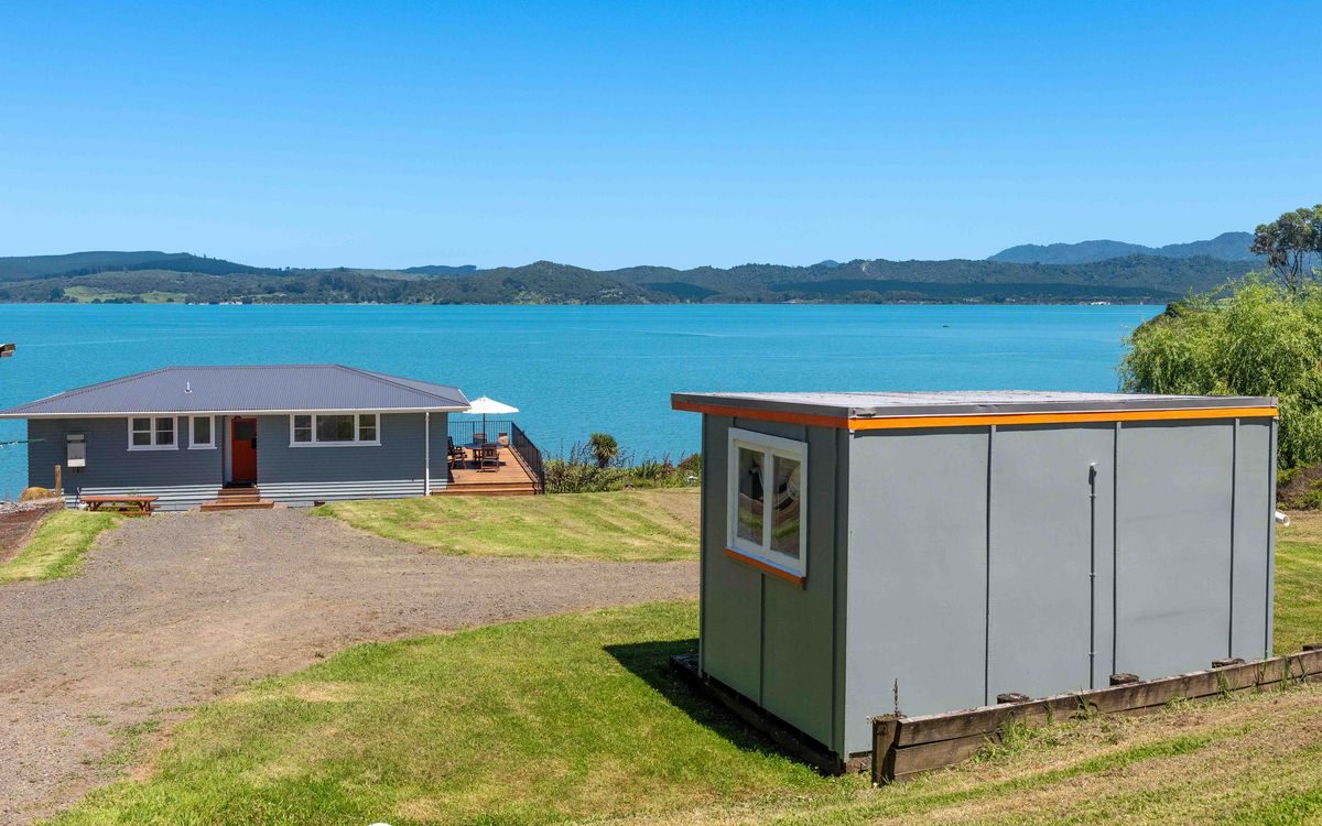 ABSOLUTE WATERFRONT - PRIVATE BEACH ACCESS — slide 23