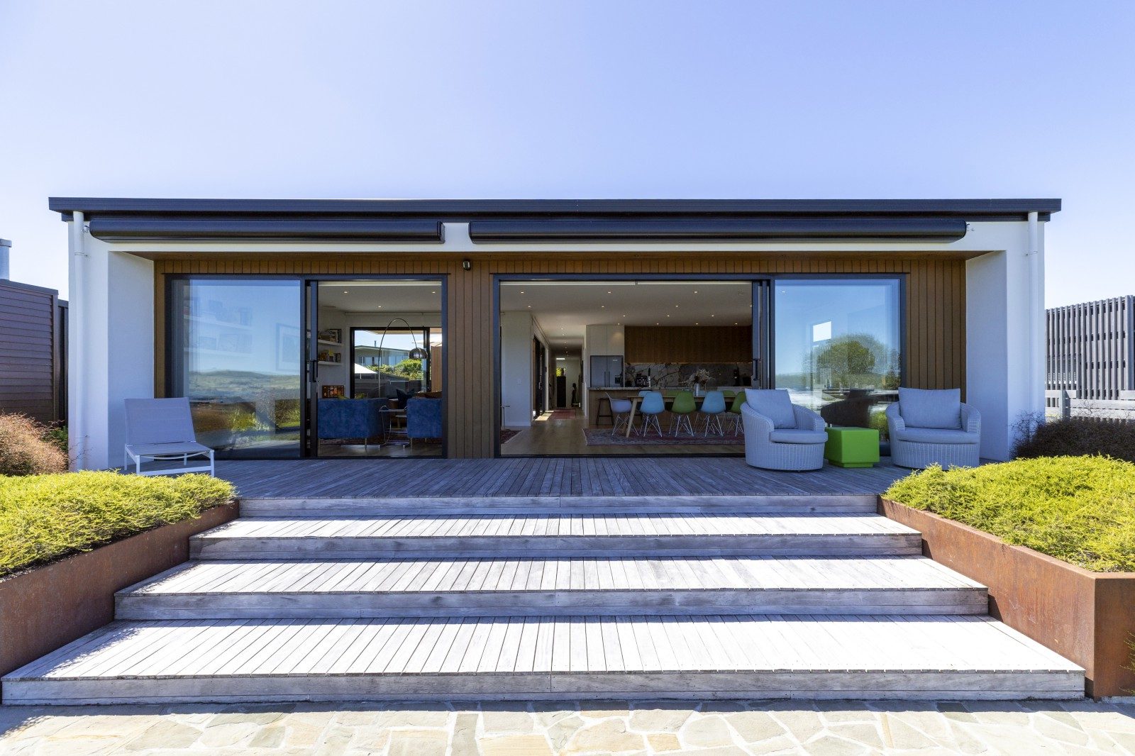 Unmissable lakeside living in Rainbow Point — slide 2