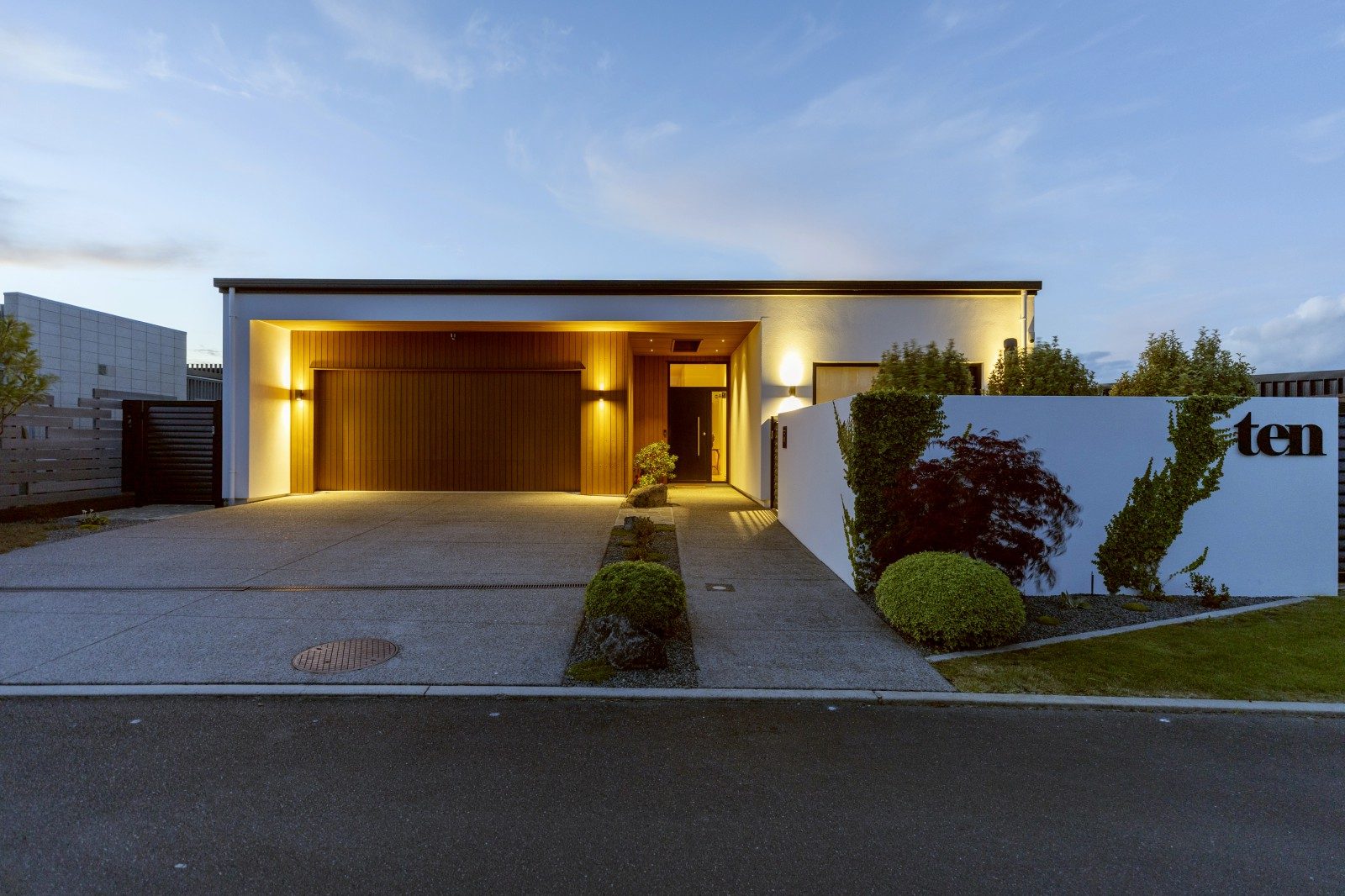 Unmissable lakeside living in Rainbow Point — slide 31