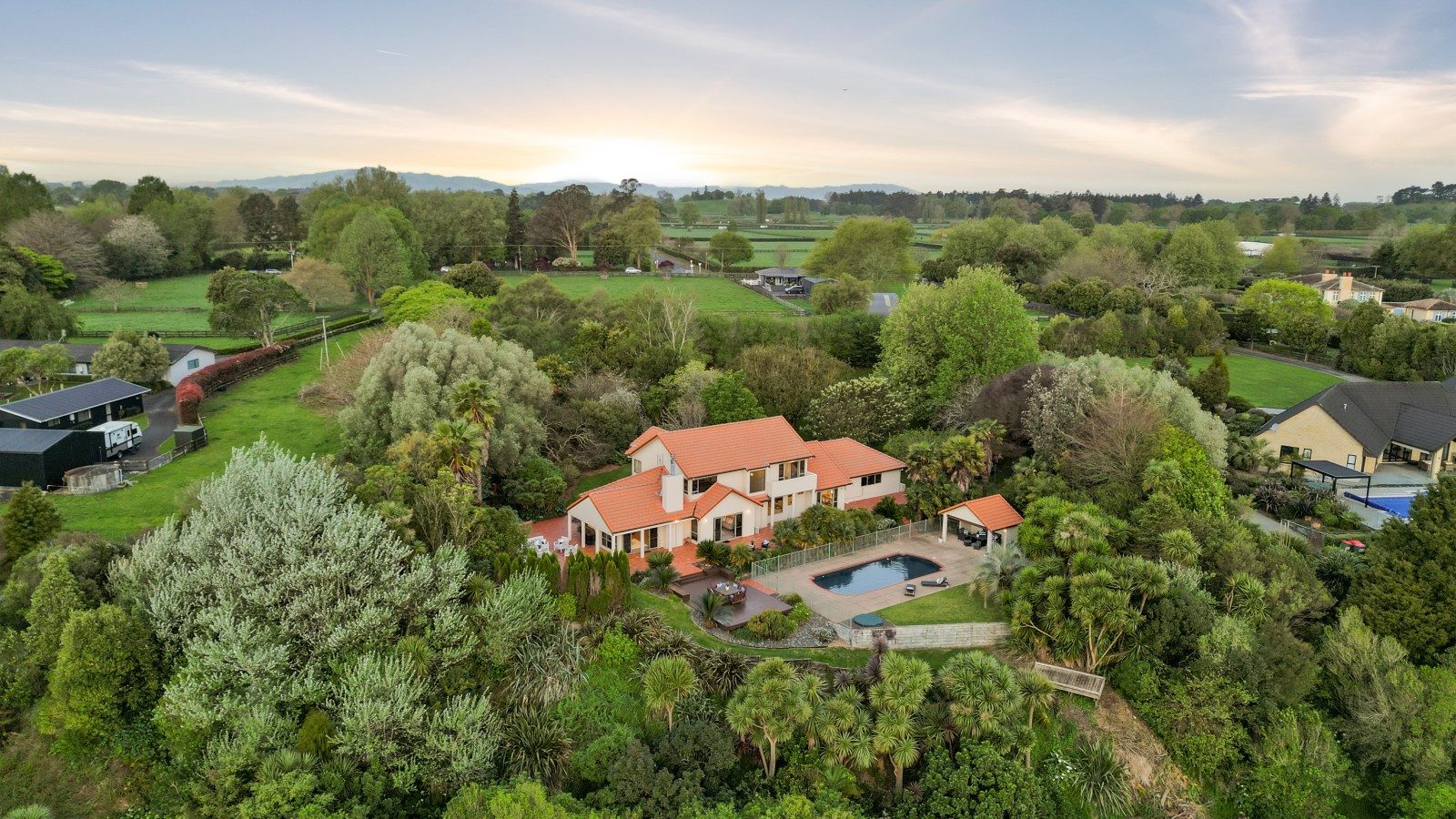 Timeless Lifestyle Retreat in Tamahere — slide 2